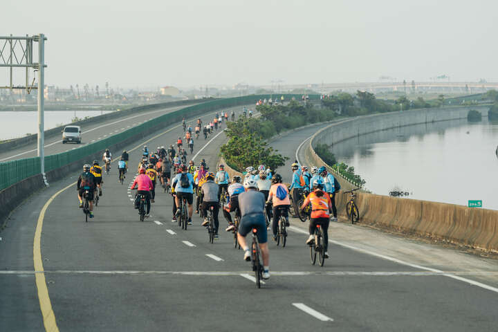車友隊伍騎自行車行經台61線