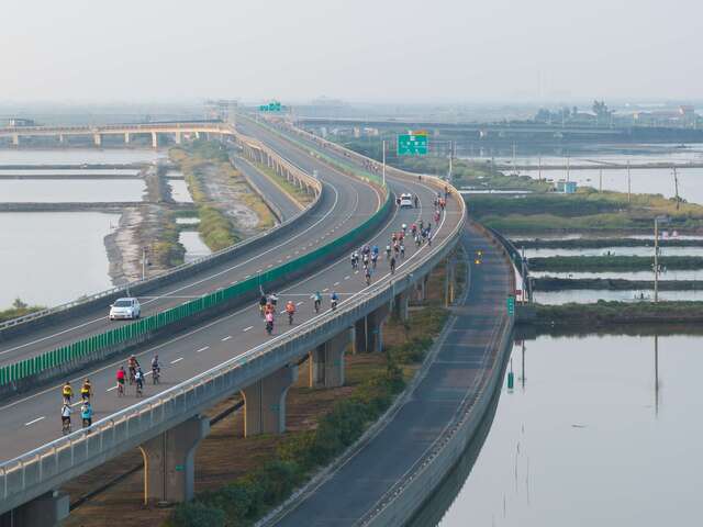 車友騎行於台61線與濱海濕地